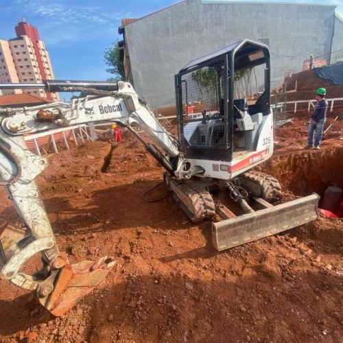 serviços de terraplanagem com bob cat